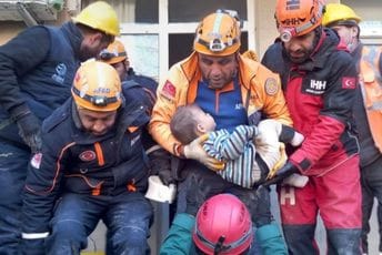 Dvogodišnji dječak spašen iz ruševina 79 sati nakon zemljotresa Dvogodišnji dječak spašen iz ruševina 79 sati nakon zemljotresa