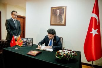 Abazović se upisao u knjigu žalosti: Crna Gora stoji uz svoje prijatelje Abazović se upisao u knjigu žalosti: Crna Gora stoji uz svoje prijatelje