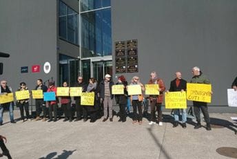 Građani na protestu poručili: Javni interes mora biti prioritet Javnog servisa Građani na protestu poručili: Javni interes mora biti prioritet Javnog servisa