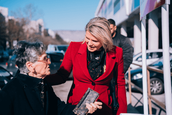 Nekoliko stotina građana Podgorice dalo podršku Draginji Vuksanović-Stanković Nekoliko stotina građana Podgorice dalo podršku Draginji Vuksanović-Stanković