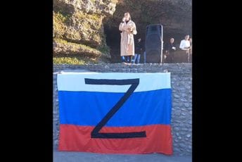 U centru Podgorice podrška ruskim agresorima: Na skupu i zastava sa simbolom zločinaca (VIDEO)
