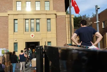 Anonimni Pakistanac oduševio svijet: Ušetao u tursku ambasadu i donirao 30 miliona dolara Anonimni Pakistanac oduševio svijet: Ušetao u tursku ambasadu i donirao 30 miliona dolara