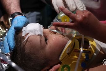 (VIDEO) Nakon 150 sati pod ruševinama: Djevojčica izvučena živa (VIDEO) Nakon 150 sati pod ruševinama: Djevojčica izvučena živa