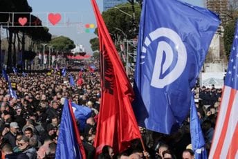 “Revolucija nas zove”: Sjutra u Tirani novi skup protiv Ramine vlasti, Beriša poziva građane “Revolucija nas zove”: Sjutra u Tirani novi skup protiv Ramine vlasti, Beriša poziva građane