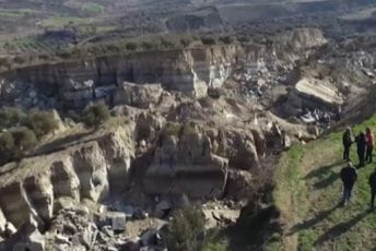 Pogledajte ogromnu pukotinu koja je nastala nakon zemljotresa u Hataju (VIDEO) Pogledajte ogromnu pukotinu koja je nastala nakon zemljotresa u Hataju (VIDEO)