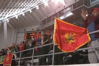 Košarkašicama branili da dižu dva prsta, a večeras su ih dizali svi navijači u dvorani (VIDEO) Košarkašicama branili da dižu dva prsta, a večeras su ih dizali svi navijači u dvorani (VIDEO)