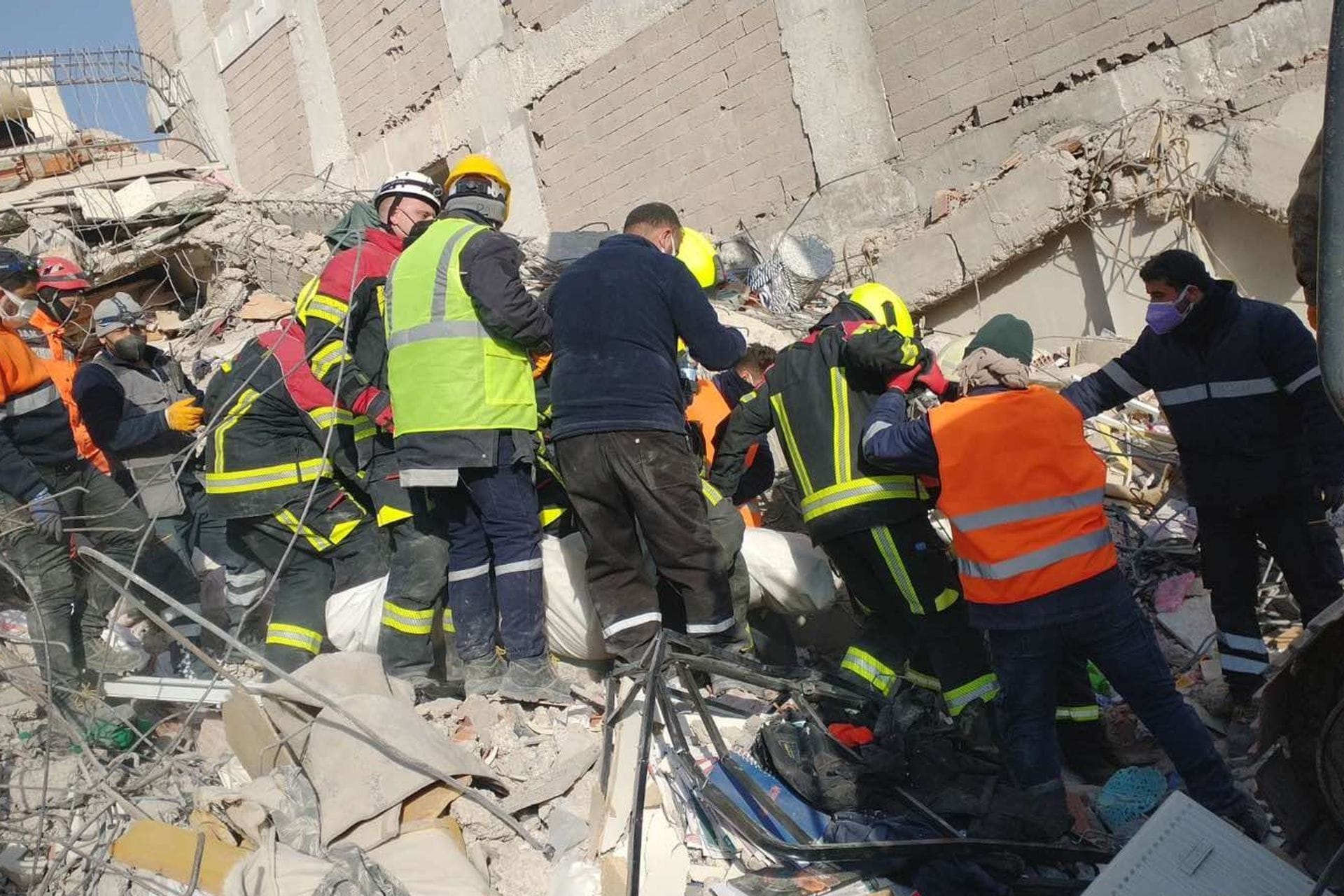 Fotografija 1: Javili su nam se spasioci: Stanje je katastrofalno, danas izvukli 20 stradalih, do daljnjeg ostaju u Kahramanmarašu