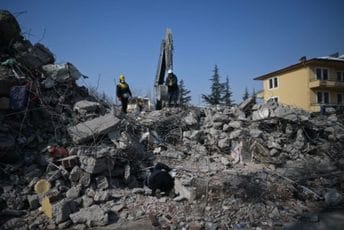 "Majka i sestra su još pod ruševinama": Mladić sjedi na gomili betona i gleda u otvor "Majka i sestra su još pod ruševinama": Mladić sjedi na gomili betona i gleda u otvor