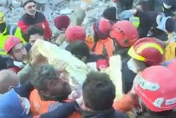 Dječak izvučen živ iz ruševina 182 sata nakon potresa (VIDEO) Dječak izvučen živ iz ruševina 182 sata nakon potresa (VIDEO)
