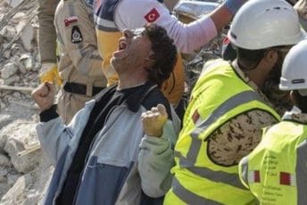 Fotografije obišle svijet: Sin slavi izvlačenje majke iz ruševina Fotografije obišle svijet: Sin slavi izvlačenje majke iz ruševina