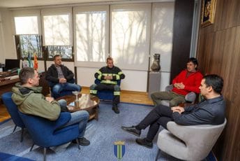 Raičević primio barske vatrogasce nakon dolaska iz Turske: Cijeli grad je ponosan na vas Raičević primio barske vatrogasce nakon dolaska iz Turske: Cijeli grad je ponosan na vas