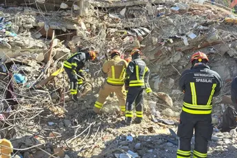 Nikšićki vatrogasci izvukli 12 žrtava iz ruševina u Turskoj Nikšićki vatrogasci izvukli 12 žrtava iz ruševina u Turskoj