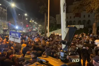 Rastu tenzije u Albaniji: Vlast traži da Skupština zabrani Saljiju Beriši učešće na sjednicama Rastu tenzije u Albaniji: Vlast traži da Skupština zabrani Saljiju Beriši učešće na sjednicama