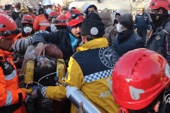 (VIDEO) Žena spašena iz ruševine 204 sata nakon zemljotresa (VIDEO) Žena spašena iz ruševine 204 sata nakon zemljotresa