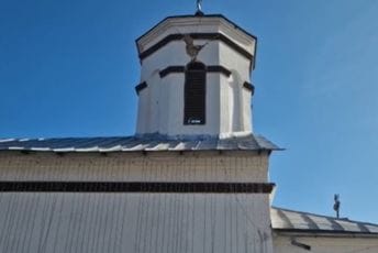 Snimci zemljotresa u Rumuniji: Oštećena crkva, djelovi fasade u dvorištu Snimci zemljotresa u Rumuniji: Oštećena crkva, djelovi fasade u dvorištu