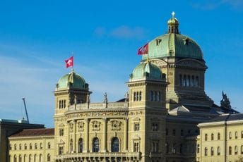 Policija u Švajcarskoj evakuisala parlament zbog čovjeka koji je nosio eksploziv Policija u Švajcarskoj evakuisala parlament zbog čovjeka koji je nosio eksploziv