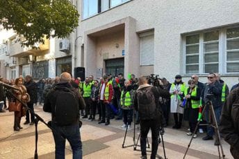 Protest radnika Telekoma: Suočavamo se sa brutalnim pravnim nasiljem menadžmenta Protest radnika Telekoma: Suočavamo se sa brutalnim pravnim nasiljem menadžmenta