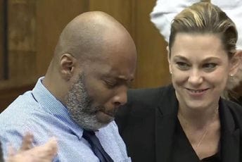 Amerikanac oslobođen nakon što je 28 godina proveo u zatvoru zbog ubistva koje nije počinio Amerikanac oslobođen nakon što je 28 godina proveo u zatvoru zbog ubistva koje nije počinio