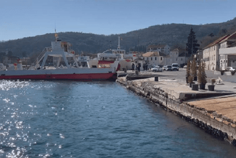 Pomorski saobraćaj od ponoći obustavlja trajektnu liniju Kamenari-Lepetane Pomorski saobraćaj od ponoći obustavlja trajektnu liniju Kamenari-Lepetane