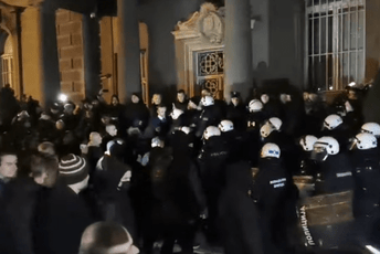 Demonstranti u Beogradu porušili ogradu i prišli ulazu u Predsjedništvo Srbije Demonstranti u Beogradu porušili ogradu i prišli ulazu u Predsjedništvo Srbije