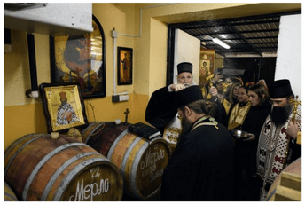 Joanikije blagosiljao vinsku burad, pa poveo litiju do vinograda Joanikije blagosiljao vinsku burad, pa poveo litiju do vinograda