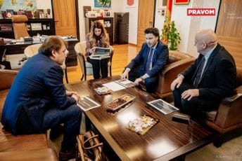 Ruski brend, nepoželjan u svijetu, počinje proizvodnju votke u Nikšiću Abazović, Davidović i Mečetin na jučerašnjem sastanku