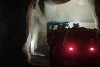 Urušio se rudnik u Australiji, vozilo s rudarima propalo 25 metara Urušio se rudnik u Australiji, vozilo s rudarima propalo 25 metara