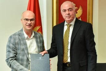 Telekomu uručeno odobrenje EKIP-a za korišćenje frekvencija iz pionirskih 5G opsega Telekomu uručeno odobrenje EKIP-a za korišćenje frekvencija iz pionirskih 5G opsega