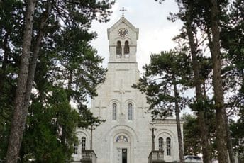 Na zaštićeno kulturno dobro doslikali Sv. Savu: Crkva Sv. Vasilija Ostroškog u Nikšiću Na zaštićeno kulturno dobro doslikali Sv. Savu: Crkva Sv. Vasilija Ostroškog u Nikšiću