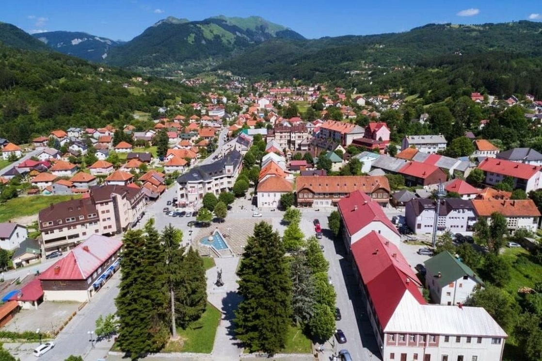 Kolašin već sat bez struje, dalekovod oštećen tokom sječe šume