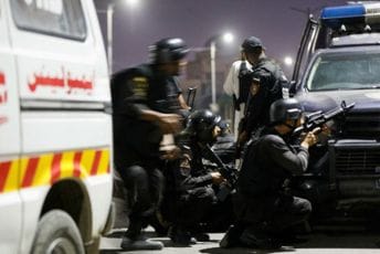 Šest ljudi poginulo u napadu na policijski štab u Pakistanu Šest ljudi poginulo u napadu na policijski štab u Pakistanu