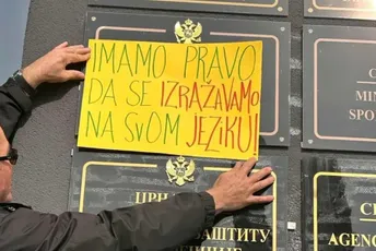 Četvrti protest ispred Direktorata za medije: „Imamo pravo da se izražavamo na svom jeziku“ Četvrti protest ispred Direktorata za medije: „Imamo pravo da se izražavamo na svom jeziku“