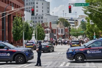 Djeca na meti pucnjave u Americi – devetoro povrijeđeno, najmlađe ima pet godina Djeca na meti pucnjave u Americi – devetoro povrijeđeno, najmlađe ima pet godina