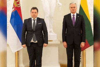 Morali da kropuju fotografiju: Ambasador Srbije u Poljskoj zbog sakoa postao ''zvijezda'' društvenih mreža Morali da kropuju fotografiju: Ambasador Srbije u Poljskoj zbog sakoa postao ''zvijezda'' društvenih mreža