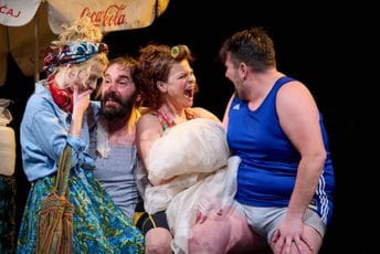 Pogled u avliju porodice izgubljene u prevodu: "Samo da je po redu" premijerno sjutra u Gradskom pozorištu Pogled u avliju porodice izgubljene u prevodu: "Samo da je po redu" premijerno sjutra u Gradskom pozorištu