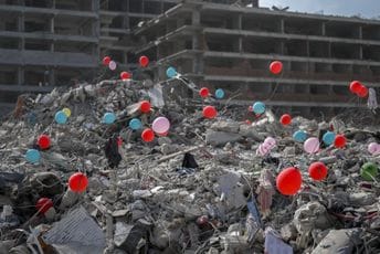 Postavljeni baloni na ruševinama vrtića u Turskoj: Odali počast stradaloj djeci Postavljeni baloni na ruševinama vrtića u Turskoj: Odali počast stradaloj djeci