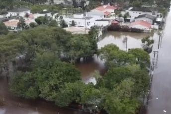 Desetine mrtvih u smrtonosnim olujama koje su pogodile obalu Brazila (VIDEO) Desetine mrtvih u smrtonosnim olujama koje su pogodile obalu Brazila (VIDEO)