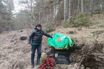 Članovi Lovćenskih straža odali poštu komandiru Šćepanu Mijuškoviću Članovi Lovćenskih straža odali poštu komandiru Šćepanu Mijuškoviću