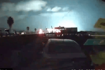 (VIDEO) Plavo svjetlo obasjalo nebo u Turskoj prije potresa (VIDEO) Plavo svjetlo obasjalo nebo u Turskoj prije potresa