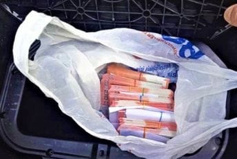 Hrvatska: Carinici na granici s BiH otkrili Srbina s punom kesom lažnih eura Hrvatska: Carinici na granici s BiH otkrili Srbina s punom kesom lažnih eura