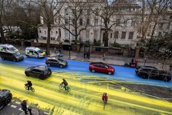 Ukrajinska zastava naslikana na cesti ispred ruske ambasade u Londonu Ukrajinska zastava naslikana na cesti ispred ruske ambasade u Londonu