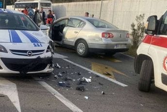 Sutomore: Sudar policijskog i putničkog vozila, povrijeđena jedna osoba Sutomore: Sudar policijskog i putničkog vozila, povrijeđena jedna osoba