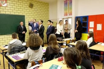 Donacijom Ambasade NR Kine uređena zbornica, učionice i led rasvjeta u OŠ ''Štampar Makarije'' Donacijom Ambasade NR Kine uređena zbornica, učionice i led rasvjeta u OŠ ''Štampar Makarije''