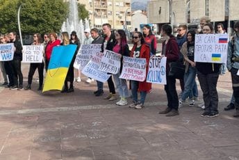 (FOTO) "Ne okupaciji": Ukrajinci na Trgu nezavisnosti u Podgorici obilježili godišnjicu rata (FOTO) "Ne okupaciji": Ukrajinci na Trgu nezavisnosti u Podgorici obilježili godišnjicu rata
