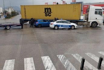 Sudarili se kamion i automobil na Tuškom putu: Pričinjena veća materijalna šteta Sudarili se kamion i automobil na Tuškom putu: Pričinjena veća materijalna šteta