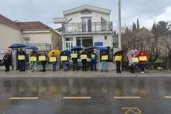 "Zašto se Ombudsman javno ne odredi prema diskriminaciji": Održan prostest za slobodu medija ispred Delegacije EU u Podgorici "Zašto se Ombudsman javno ne odredi prema diskriminaciji": Održan prostest za slobodu medija ispred Delegacije EU u Podgorici