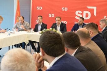 SD: Ne zalijeći se Čarapiću, ni atak na spomenik Mirku Petroviću ne može spasiti vlast u Podgorici