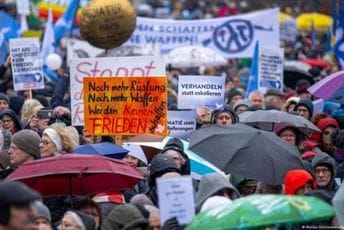 Hiljade ljudi u Berlinu pozvalo na mirovne pregovore sa Rusijom Hiljade ljudi u Berlinu pozvalo na mirovne pregovore sa Rusijom