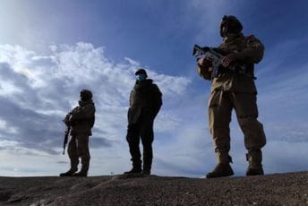 Čile raspoređuje vojnike na granici sa Peruom i Bolivijom da zaustavi migrante Čile raspoređuje vojnike na granici sa Peruom i Bolivijom da zaustavi migrante