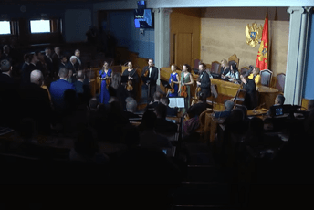 Poslanici DF-a i Demokrata presjedjeli himnu Evrope; Lekić: Nismo prepoznali melodiju, mislio sam da je Štraus Poslanici DF-a i Demokrata presjedjeli himnu Evrope; Lekić: Nismo prepoznali melodiju, mislio sam da je Štraus